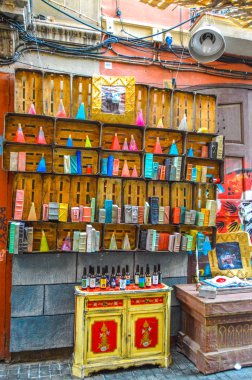 Fiesta Major de Gracia, Carrer Progres, Barcelona, İspanya - Ağustos 2019. Gracia ilçesinin dekore edilmiş caddeleri. 