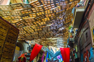 Fiesta Major de Gracia, Carrer Progres, Barcelona, İspanya - Ağustos 2019. Gracia ilçesinin dekore edilmiş caddeleri. 