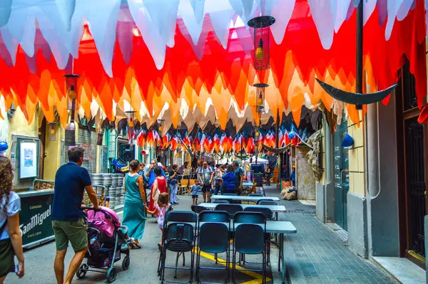 Fiesta Major de Gracia, Carrer Providencia, Barcelona, İspanya - Ağustos 2019. Gracia ilçesinin dekore edilmiş caddeleri. 