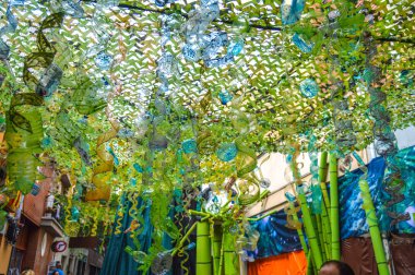 Fiesta Major de Gracia, Carrer Perill, Barcelona, İspanya - Ağustos 2019. Gracia ilçesinin dekore edilmiş caddeleri. 