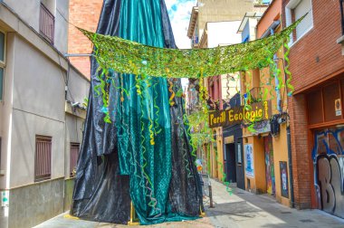 Fiesta Major de Gracia, Carrer Perill, Barcelona, İspanya - Ağustos 2019. Gracia ilçesinin dekore edilmiş caddeleri. 