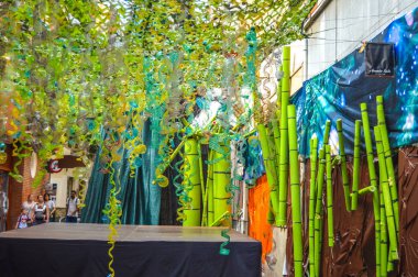 Fiesta Major de Gracia, Carrer Perill, Barcelona, İspanya - Ağustos 2019. Gracia ilçesinin dekore edilmiş caddeleri. 
