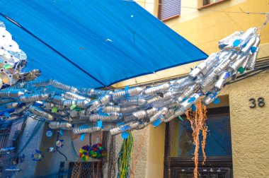 Fiesta Major de Gracia, Carrer Perill, Barcelona, İspanya - Ağustos 2019. Gracia ilçesinin dekore edilmiş caddeleri. 