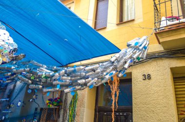 Fiesta Major de Gracia, Carrer Perill, Barcelona, İspanya - Ağustos 2019. Gracia ilçesinin dekore edilmiş caddeleri. 