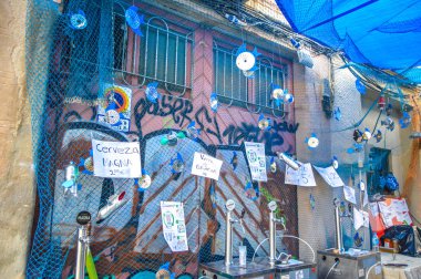 Fiesta Major de Gracia, Carrer Perill, Barcelona, İspanya - Ağustos 2019. Gracia ilçesinin dekore edilmiş caddeleri. 