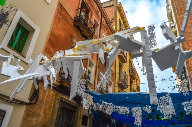 Fiesta Major de Gracia, Carrer Perill, Barcelona, İspanya - Ağustos 2019. Gracia ilçesinin dekore edilmiş caddeleri. 