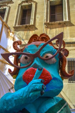 Fiesta Major de Gracia, Carrer Mozart, Barcelona, İspanya - Ağustos 2019. Gracia ilçesinin dekore edilmiş caddeleri. 