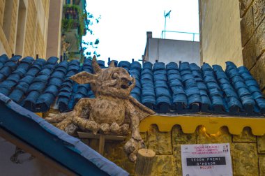 Fiesta Major de Gracia, Carrer Mozart, Barcelona, İspanya - Ağustos 2019. Gracia ilçesinin dekore edilmiş caddeleri. 