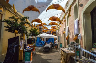 Fiesta Major de Gracia, Carrer Maspons, Barcelona, İspanya - Ağustos 2019. Gracia ilçesinin dekore edilmiş caddeleri. 