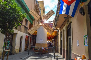 Fiesta Major de Gracia, Carrer Maspons, Barcelona, İspanya - Ağustos 2019. Gracia ilçesinin dekore edilmiş caddeleri. 