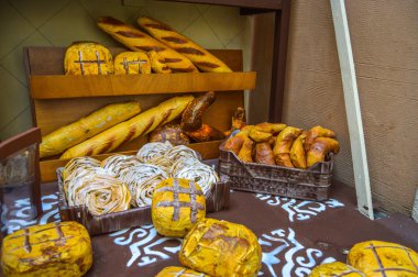 Fiesta Major de Gracia, Carrer Maspons, Barcelona, İspanya - Ağustos 2019. Gracia ilçesinin dekore edilmiş caddeleri. 