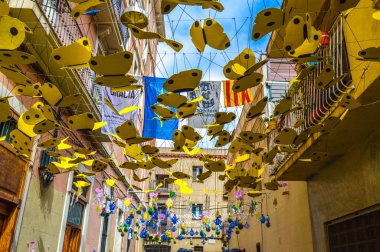 Fiesta Major de Gracia, Carrer Lluis Vives, Barcelona, İspanya - Ağustos 2019. Gracia ilçesinin dekore edilmiş caddeleri. 