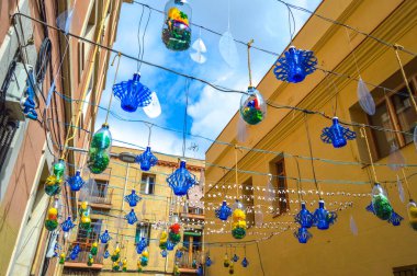 Fiesta Major de Gracia, Carrer Lluis Vives, Barcelona, İspanya - Ağustos 2019. Gracia ilçesinin dekore edilmiş caddeleri. 