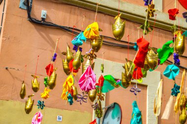 Fiesta Major de Gracia, Carrer Lluis Vives, Barcelona, İspanya - Ağustos 2019. Gracia ilçesinin dekore edilmiş caddeleri. 