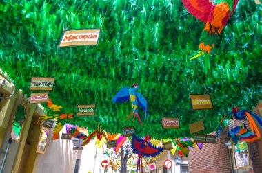 Fiesta Major de Gracia, Carrer Lluis Vives, Barcelona, İspanya - Ağustos 2019. Gracia ilçesinin dekore edilmiş caddeleri. 