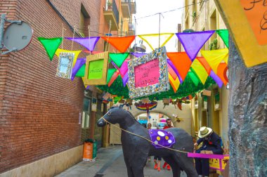 Fiesta Major de Gracia, Carrer Lluis Vives, Barcelona, İspanya - Ağustos 2019. Gracia ilçesinin dekore edilmiş caddeleri. 