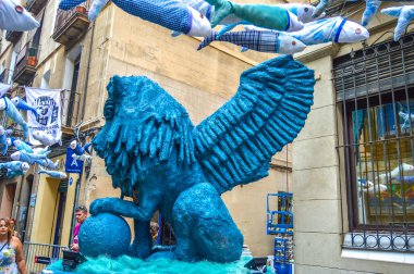 Fiesta Major de Gracia, Carrer Llibertat, Barcelona, İspanya - Ağustos 2019. Gracia ilçesinin dekore edilmiş caddeleri. 