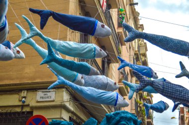 Fiesta Major de Gracia, Carrer Llibertat, Barcelona, İspanya - Ağustos 2019. Gracia ilçesinin dekore edilmiş caddeleri. 