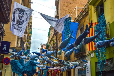 Fiesta Major de Gracia, Carrer Llibertat, Barcelona, İspanya - Ağustos 2019. Gracia ilçesinin dekore edilmiş caddeleri. 