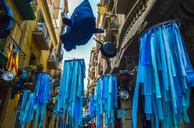 Fiesta Major de Gracia, Carrer Llibertat, Barcelona, İspanya - Ağustos 2019. Gracia ilçesinin dekore edilmiş caddeleri. 
