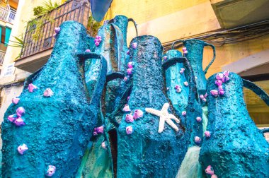 Fiesta Major de Gracia, Carrer Llibertat, Barcelona, İspanya - Ağustos 2019. Gracia ilçesinin dekore edilmiş caddeleri. 