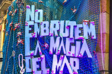 Fiesta Major de Gracia, Carrer Llibertat, Barcelona, İspanya - Ağustos 2019. Gracia ilçesinin dekore edilmiş caddeleri. 