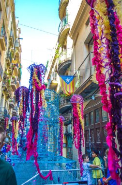 Fiesta Major de Gracia, Carrer Llibertat, Barcelona, İspanya - Ağustos 2019. Gracia ilçesinin dekore edilmiş caddeleri. 