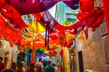 Fiesta Major de Gracia, Carrer La Perla, Barcelona, İspanya - Ağustos 2019. Gracia ilçesinin dekore edilmiş caddeleri. 