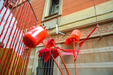 Fiesta Major de Gracia, Carrer La Perla, Barcelona, İspanya - Ağustos 2019. Gracia ilçesinin dekore edilmiş caddeleri. 