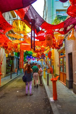 Fiesta Major de Gracia, Carrer La Perla, Barcelona, İspanya - Ağustos 2019. Gracia ilçesinin dekore edilmiş caddeleri. 