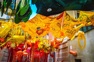 Fiesta Major de Gracia, Carrer La Perla, Barcelona, İspanya - Ağustos 2019. Gracia ilçesinin dekore edilmiş caddeleri. 