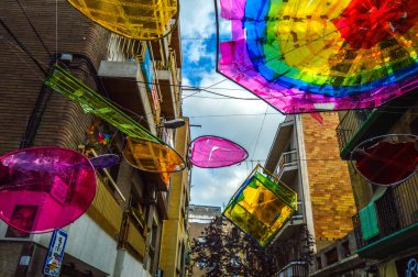 Fiesta Major de Gracia, Carrer La Perla, Barcelona, İspanya - Ağustos 2019. Gracia ilçesinin dekore edilmiş caddeleri. 