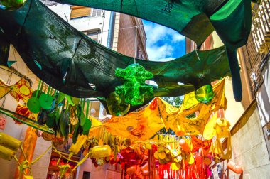 Fiesta Major de Gracia, Carrer La Perla, Barcelona, İspanya - Ağustos 2019. Gracia ilçesinin dekore edilmiş caddeleri. 