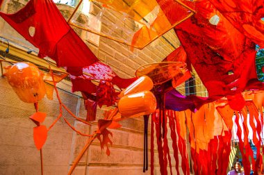 Fiesta Major de Gracia, Carrer La Perla, Barcelona, İspanya - Ağustos 2019. Gracia ilçesinin dekore edilmiş caddeleri. 