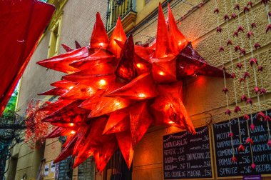 Fiesta Major de Gracia, Carrer Joan Blanques de baix de tot, Barcelona, İspanya - Ağustos 2019. Gracia ilçesinin dekore edilmiş caddeleri. 
