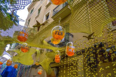 Fiesta Major de Gracia, Carrer Joan Blanques de baix de tot, Barcelona, İspanya - Ağustos 2019. Gracia ilçesinin dekore edilmiş caddeleri. 
