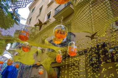 Fiesta Major de Gracia, Carrer Joan Blanques de baix de tot, Barcelona, İspanya - Ağustos 2019. Gracia ilçesinin dekore edilmiş caddeleri. 