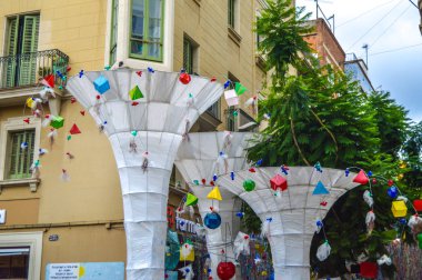 Fiesta Major de Gracia, Carrer Joan Blanques de baix de tot, Barcelona, İspanya - Ağustos 2019. Gracia ilçesinin dekore edilmiş caddeleri. 