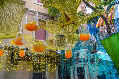 Fiesta Major de Gracia, Carrer Joan Blanques de baix de tot, Barcelona, İspanya - Ağustos 2019. Gracia ilçesinin dekore edilmiş caddeleri. 