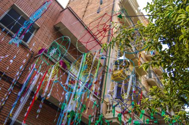 Fiesta Major de Gracia, Carrer Joan Blanques de baix, Barcelona, İspanya - Ağustos 2019. Gracia ilçesinin dekore edilmiş caddeleri. 