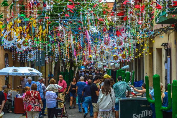 Fiesta Major de Gracia, Carrer Joan Blanques de baix, Barcelona, İspanya - Ağustos 2019. Gracia ilçesinin dekore edilmiş caddeleri. 
