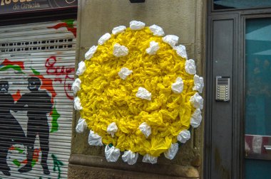 Fiesta Major de Gracia, Carrer Fraternitat de dalt, Barcelona, İspanya - Ağustos 2019. Gracia ilçesinin dekore edilmiş caddeleri. 