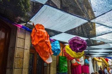 Fiesta Major de Gracia, Carrer Fraternitat de dalt, Barcelona, İspanya - Ağustos 2019. Gracia ilçesinin dekore edilmiş caddeleri. 