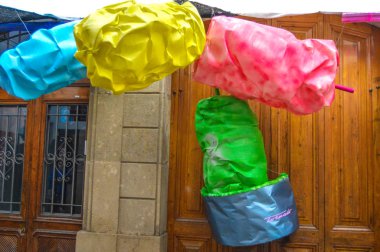 Fiesta Major de Gracia, Carrer Fraternitat de dalt, Barcelona, İspanya - Ağustos 2019. Gracia ilçesinin dekore edilmiş caddeleri. 