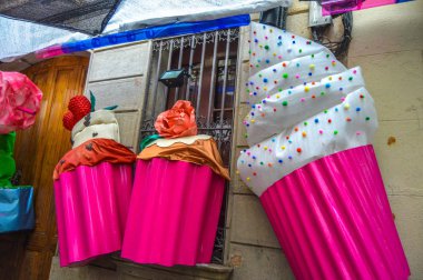 Fiesta Major de Gracia, Carrer Fraternitat de dalt, Barcelona, İspanya - Ağustos 2019. Gracia ilçesinin dekore edilmiş caddeleri. 