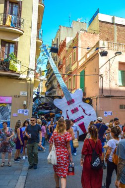 Fiesta Major de Gracia, Carrer Fraternitat de dalt, Barcelona, İspanya - Ağustos 2019. Gracia ilçesinin dekore edilmiş caddeleri. 