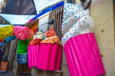 Fiesta Major de Gracia, Carrer Fraternitat de dalt, Barcelona, İspanya - Ağustos 2019. Gracia ilçesinin dekore edilmiş caddeleri. 