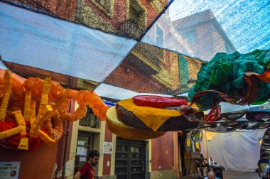 Fiesta Major de Gracia, Carrer Fraternitat de dalt, Barcelona, İspanya - Ağustos 2019. Gracia ilçesinin dekore edilmiş caddeleri. 