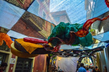 Fiesta Major de Gracia, Carrer Fraternitat de dalt, Barcelona, İspanya - Ağustos 2019. Gracia ilçesinin dekore edilmiş caddeleri. 