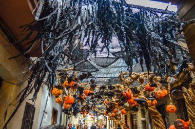 Fiesta Major de Gracia, Carrer Fraternitat de baix, Barcelona, İspanya - Ağustos 2019. Gracia ilçesinin dekore edilmiş caddeleri. 